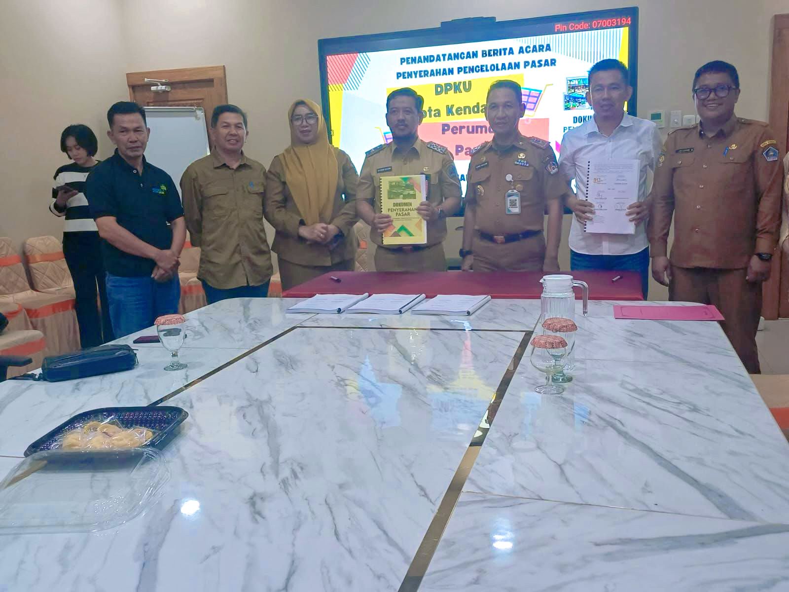 Penyerahan pengelolaan pasar dari Dinas Perdagangan, Koperasi dan UKM kepada Perusahaan Umum Daerah (Perumda) Pasar Kota Kendari.